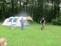 René vertrekt voor zijn mountainbiketocht