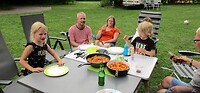 Samen genieten van de campingmacaroni