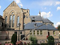 Achter de Sint Nicolaaskerk in Denekamp