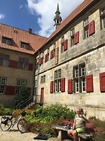 Stop bij het klooster