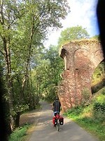 Doordat deze brug weg is moesten we soms pittig dalen en stijgen