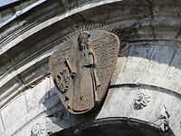 Toeval of niet maar op het schild staat Corona (kroon)