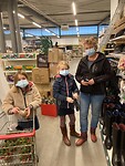Bij de welkoop kopen we decoratie lekkers voor de vogels