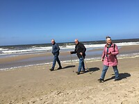 Met de wind in de rug langs het strand
