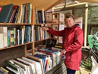Overal rondsnuffelen bij boekenstalletjes