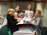 Samen tekenen en knutselen in de caravan