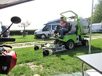 Grasmaaier neemt gelukkig het gemaaide gras mee