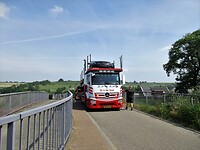 De Tomtom stuurt deze vrachtwagen via dit kleine weggetje naar zijn bestemming