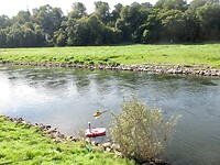 Ze onderzoeken de stroomsnelheid van de rivier