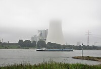Kerncentrale in de ochtend mist