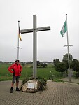 Kruismonument omdat in maart 1945 hier het leger onder aanvoering van Churchill de Rijn over kwam