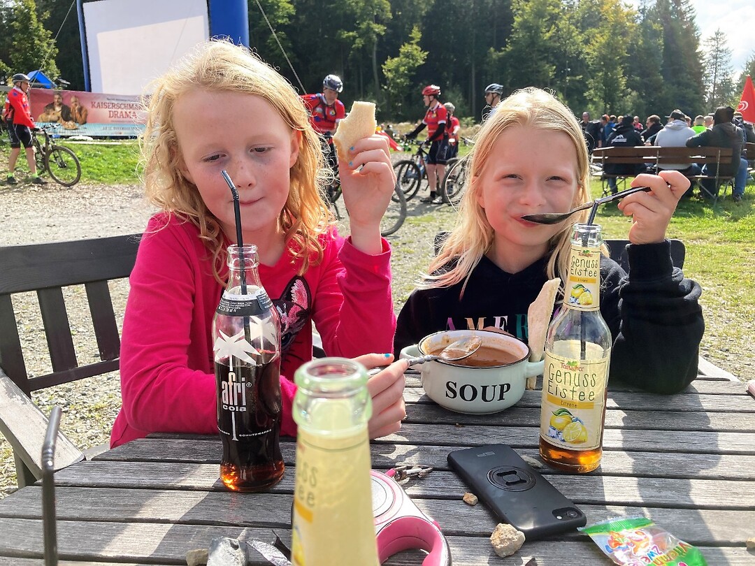 Goulash soep eten na de wandeling