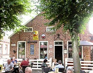 Bij het café waar Tom Lansink werkt drinken we wat