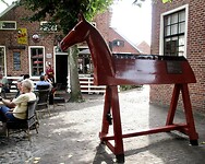 Een martelwerktuig de gestraften kregen gewichten aan hun voeten terwijl ze erop zitten