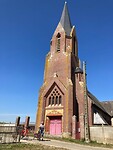 Fietsen langs een eenzame kerk