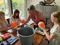 Dan de confetti op een ballon plakken en je krijgt een bakje