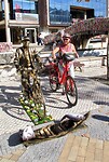Samen met een levend standbeeld
