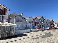Het hele dorp bestaat uit kleurrijke banen