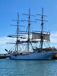 We varen langs het opleidingsschip van de marine