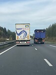 Leuke vrachtwagen onderweg naar de volgende camping
