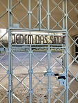 “Ieder het zijne” het opschrift in de poort