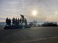 De beeldengroep bij het DDR monument