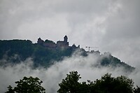 Haut Koeningsbourg in de ochtendmist