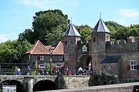 Bij de Koppelpoort steken ze de kanonnen aan