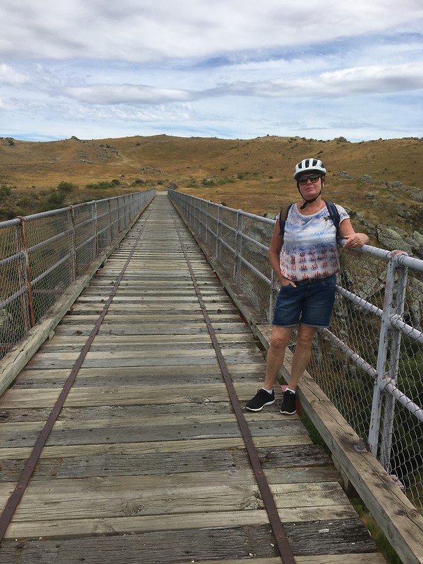 Een eenzame fietster op de brug