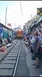 Trein langs markt