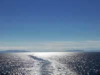 Op zee.