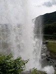 Achter de Steinsdalsfossen.