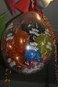 Ballon met kleine ballonnen,confetti en een cadeau