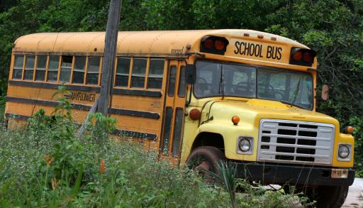 schoolbus bij indianendorp