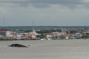 Paramaribo vanaf de Wijdenboschbrug