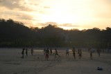 Zonsondergang op het strand. Tijd voor een potje strandvoetbal