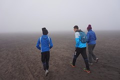 Lopend over de zandvlakte naar de Bromo