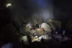 In de krater afgedaald