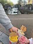 Ijsje aan de Amsterdamse Gracht