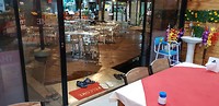 Uiteten in Krabi, schoenen uit!