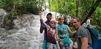De familie met de gids, aan het begin van de klimtocht