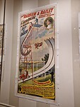 Aankondiging ve circusact. Let op, een vrouw