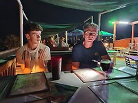 Eten uitzoeken met je zaklamp vd telefoon