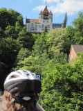 Heidy voor Schloss Hohentuebingen op weg naar camping