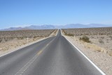 op weg naar death valley door de woeste natuur