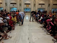 Eten wordt gedeeld sikh tempel