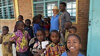 Samen met de kinderen van een school🥰
