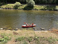 Jan in onze kajak bij de camping. Water staat enorm laag