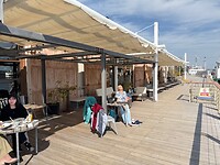 Een terras en de zon