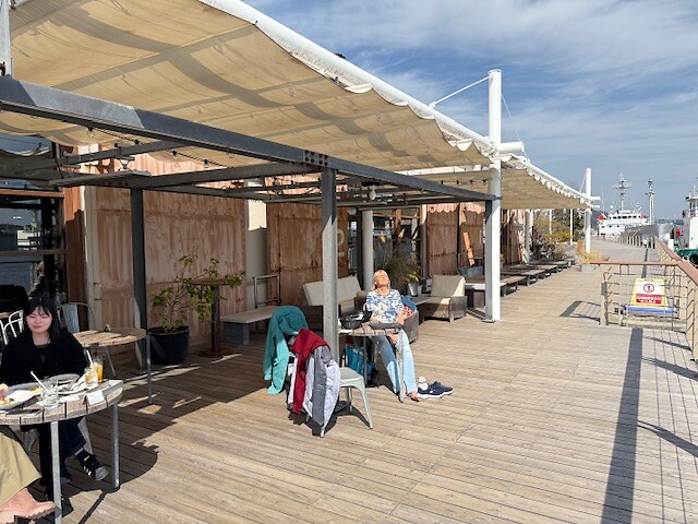 Een terras en de zon